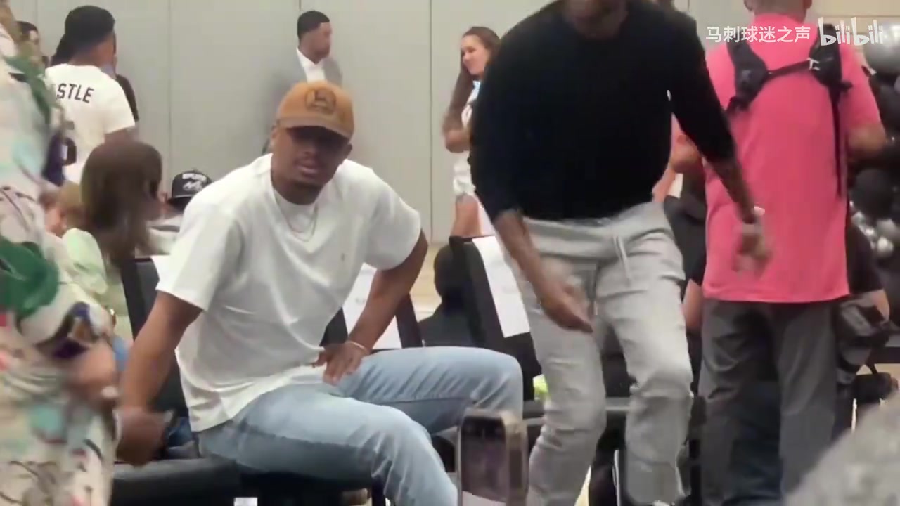 馬刺大聚會(huì)馬刺發(fā)布會(huì)花絮鄧肯一頭秀發(fā)?？怂?jié)M臉笑容