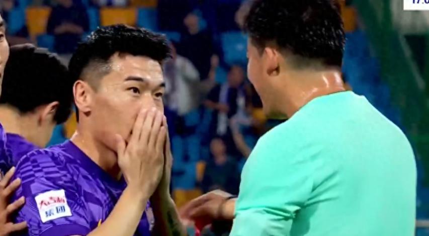 中超爭議判罰！孫銘謙神仙球被吹，基萊斯暴怒，王秋明一臉驚訝