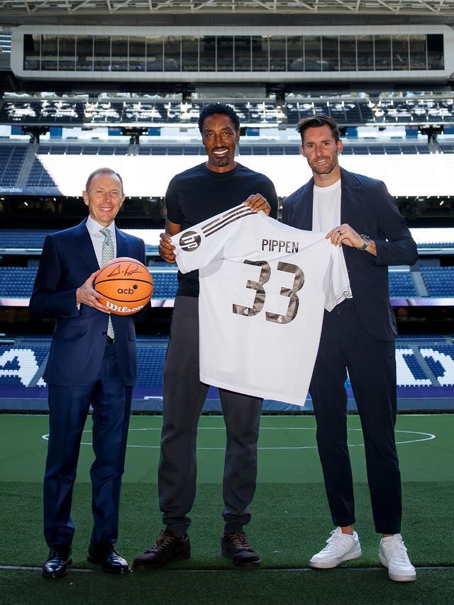 公牛隊(duì)名宿皮蓬造訪伯納烏球場(chǎng)，獲贈(zèng)皇馬33號(hào)球衣