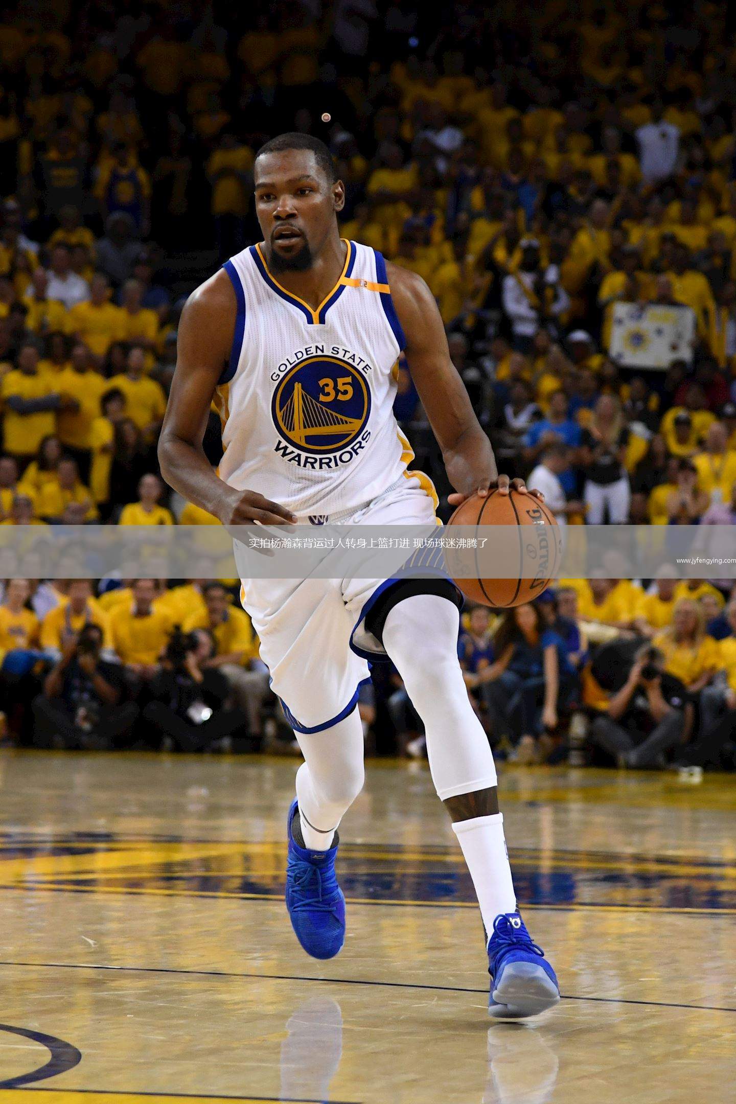 實(shí)拍楊瀚森背運(yùn)過(guò)人轉(zhuǎn)身上籃打進(jìn) 現(xiàn)場(chǎng)球迷沸騰了
